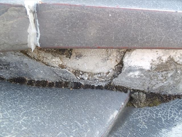 劣化した棟の下の漆喰